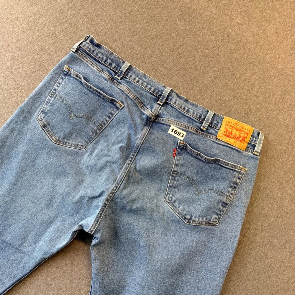 Levis 505 Regular Fit Jeans Mens 42x30 Medium Wash Blue Straight Leg Denim